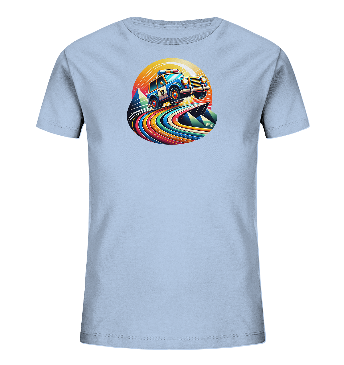 Onlineshop Shirts fuer Kinder - Das Bild zeigt ein hellblaues Kinder-T-Shirt mit einem dynamischen Aufdruck. Ein cartoonartiges Polizeiauto springt ueber eine Rampe aus farbigen Streifen. Dahinter scheint die Sonne ueber einer bergigen Landschaft. Das Motiv wirkt verspielt und actionreich.