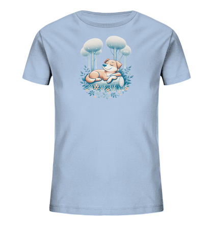 Onlineshop Shirts fuer Kinder - Das Bild zeigt ein hellblaues Kinder-T-Shirt mit einer Illustration eines schlafenden Hundes. Der Hund liegt entspannt auf einem Baumstamm inmitten einer bluehenden Wiese mit kleinen Blumen. Im Hintergrund sind stilisierte Baeume und Blaetter zu sehen. Die Szene wirkt ruhig und harmonisch.