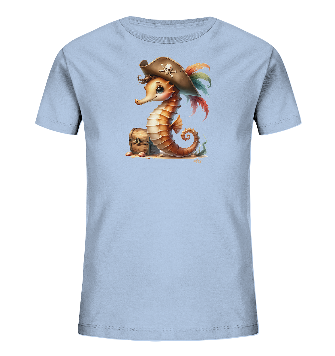 Onlineshop Shirts fuer Kinder - Dieses hellblaue Kinder-T-Shirt zeigt eine suesse Grafik eines Seepferdchens. Das Seepferdchen traegt einen Piratenhut mit Totenkopf und sitzt neben einer Schatzkiste auf sandigem Untergrund. Muscheln und etwas Seegras ergaenzen die maritime Szene. Das Design ist verspielt und detailreich.