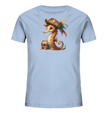 Onlineshop Shirts fuer Kinder - Dieses hellblaue Kinder-T-Shirt zeigt eine suesse Grafik eines Seepferdchens. Das Seepferdchen traegt einen Piratenhut mit Totenkopf und sitzt neben einer Schatzkiste auf sandigem Untergrund. Muscheln und etwas Seegras ergaenzen die maritime Szene. Das Design ist verspielt und detailreich.