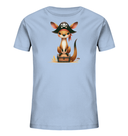 Onlineshop Shirts fuer Kinder - Das Bild zeigt ein hellblaues T-Shirt fuer Kinder. Auf der Vorderseite ist eine niedliche Illustration eines Kaengurus abgebildet. Das Kaenguru traegt einen Piratenhut und sitzt auf einer Schatzkiste. Dieses Design verleiht dem Shirt einen abenteuerlichen und verspielten Look.