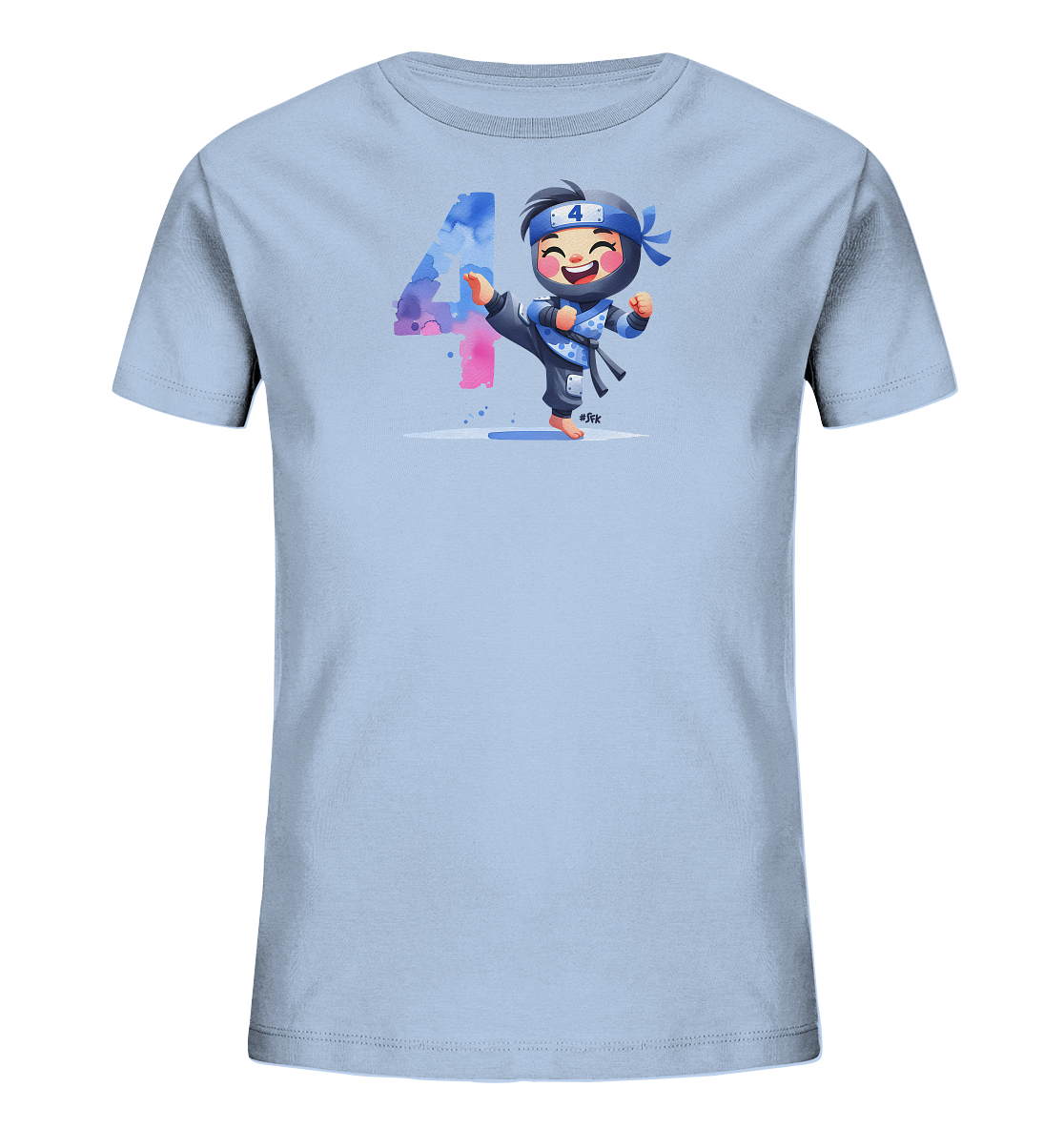 Onlineshop Shirts fuer Kinder - Dieses hellblaue Kinder-T-Shirt zeigt eine grosse "4" in einem farbenfrohen Aquarell-Stil in Blau und Rosa. Daneben ist ein lustiger Cartoon-Charakter in Ninja-Kleidung abgebildet, der gerade einen Tritt ausfuehrt. Das Motiv ist verspielt und farbenfroh gestaltet, ideal fuer kleine Abenteurer. Es ist ein froehliches Design fuer Kinder.