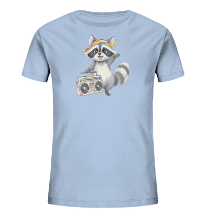 Onlineshop Shirts fuer Kinder - Das Bild zeigt ein hellblaues Kinder-T-Shirt mit einer detailreichen Illustration eines Waschbaeren. Der Waschbaer traegt ein buntes Stirnband und haelt einen Retro-Ghettoblaster in den Pfoten, waehrend er in einer taenzerischen Pose verweilt. Sein freundlicher Ausdruck und die verspielte Darstellung verleihen dem Design einen lebhaften Charakter. Das Shirt ist auf einem schwarzen Hintergrund isoliert dargestellt.