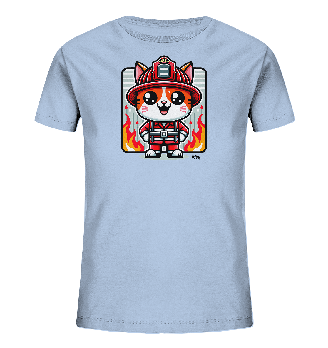 Onlineshop Shirts fuer Kinder - Das Bild zeigt ein hellblaues Kinder-T-Shirt mit einem auffaelligen Druck auf der Vorderseite. Zu sehen ist eine niedliche Zeichentrickkatze in einer roten Feuerwehruniform und Helm. Sie steht vor einem gestreiften Hintergrund, umgeben von stilisierten Flammen. Das Design ist farbenfroh und detailliert.
