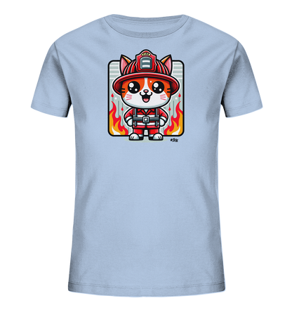 Onlineshop Shirts fuer Kinder - Das Bild zeigt ein hellblaues Kinder-T-Shirt mit einem auffaelligen Druck auf der Vorderseite. Zu sehen ist eine niedliche Zeichentrickkatze in einer roten Feuerwehruniform und Helm. Sie steht vor einem gestreiften Hintergrund, umgeben von stilisierten Flammen. Das Design ist farbenfroh und detailliert.