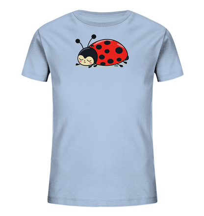 Onlineshop Shirts fuer Kinder - Das Bild zeigt ein hellblaues Kinder-T-Shirt mit einer niedlichen Illustration eines roten Marienkaefers auf der Vorderseite. Der Marienkaefer ist mit schwarzen Punkten verziert, hat eine schwarze Kopfpartie und Fuehler. Mit geschlossenen Augen wirkt er friedlich und schlafend, was dem Design einen sanften, verspielten Charakter verleiht.