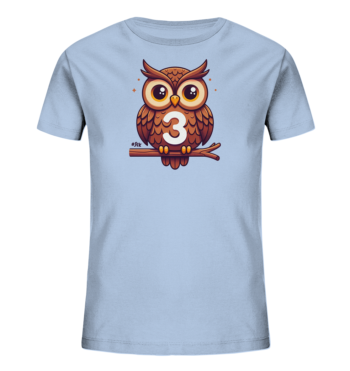 Onlineshop Shirts fuer Kinder - Dieses hellblaue Kinder T-Shirt zeigt eine charmante, cartoonhafte Eule mit grossen Augen. Sie sitzt auf einem Ast und praesentiert stolz die Zahl '3' auf ihrer Brust. Das Design wird von kleinen Sternen um die Eule ergaenzt. Dies verleiht dem Shirt einen verspielten und froehlichen Look.