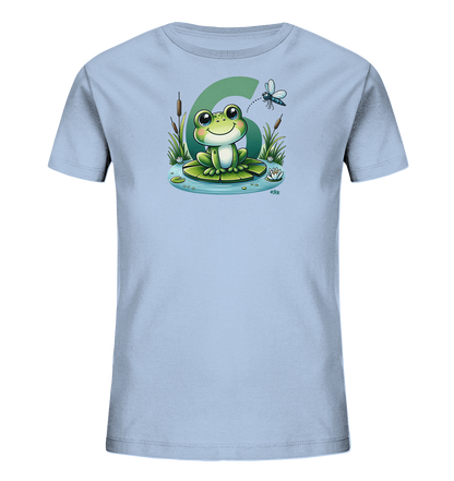 Onlineshop Shirts fuer Kinder - Das Bild zeigt ein hellblaues T-Shirt fuer Kinder mit einer Illustration eines froehlichen Cartoon-Frosches auf einem Seerosenblatt. Im Hintergrund ist eine grosse gruene Zahl '6' abgebildet. Das Motiv umfasst Wasserpflanzen, Wasser und ein kleines fliegendes Insekt. Das Design wirkt verspielt und naturverbunden.
