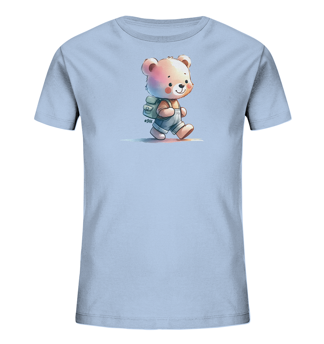 Onlineshop Shirts für Kinder - Das Bild zeigt ein hellblaues Kinder-T-Shirt. Auf der Vorderseite befindet sich eine liebevolle Illustration eines Bären. Der Bär trägt Latzhosen, einen Rucksack und hat einen fröhlichen Ausdruck. Das Motiv ist im Aquarellstil gezeichnet und verleiht dem Shirt einen verspielten Charakter.