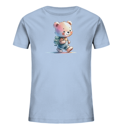Onlineshop Shirts für Kinder - Das Bild zeigt ein hellblaues Kinder-T-Shirt. Auf der Vorderseite befindet sich eine liebevolle Illustration eines Bären. Der Bär trägt Latzhosen, einen Rucksack und hat einen fröhlichen Ausdruck. Das Motiv ist im Aquarellstil gezeichnet und verleiht dem Shirt einen verspielten Charakter.