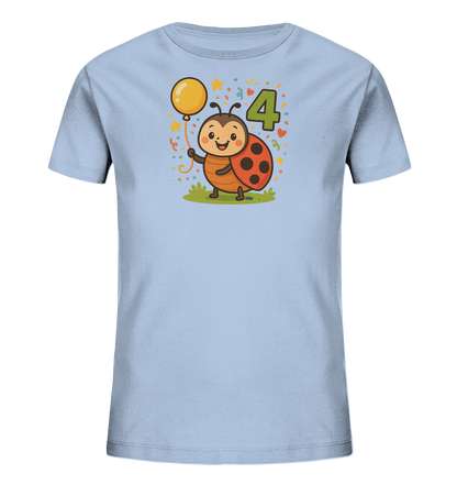 Onlineshop Shirts fuer Kinder - Das Bild zeigt ein hellblaues T-Shirt mit einem froehlichen Motiv fuer Kinder. Eine niedliche Marienkaefer-Figur haelt einen gelben Ballon neben einer grossen gruenen Zahl '4'. Die Illustration ist von Konfetti, Sternen und Herzen umgeben, was eine festliche Stimmung erzeugt. Das Design wirkt insgesamt verspielt und farbenfroh.