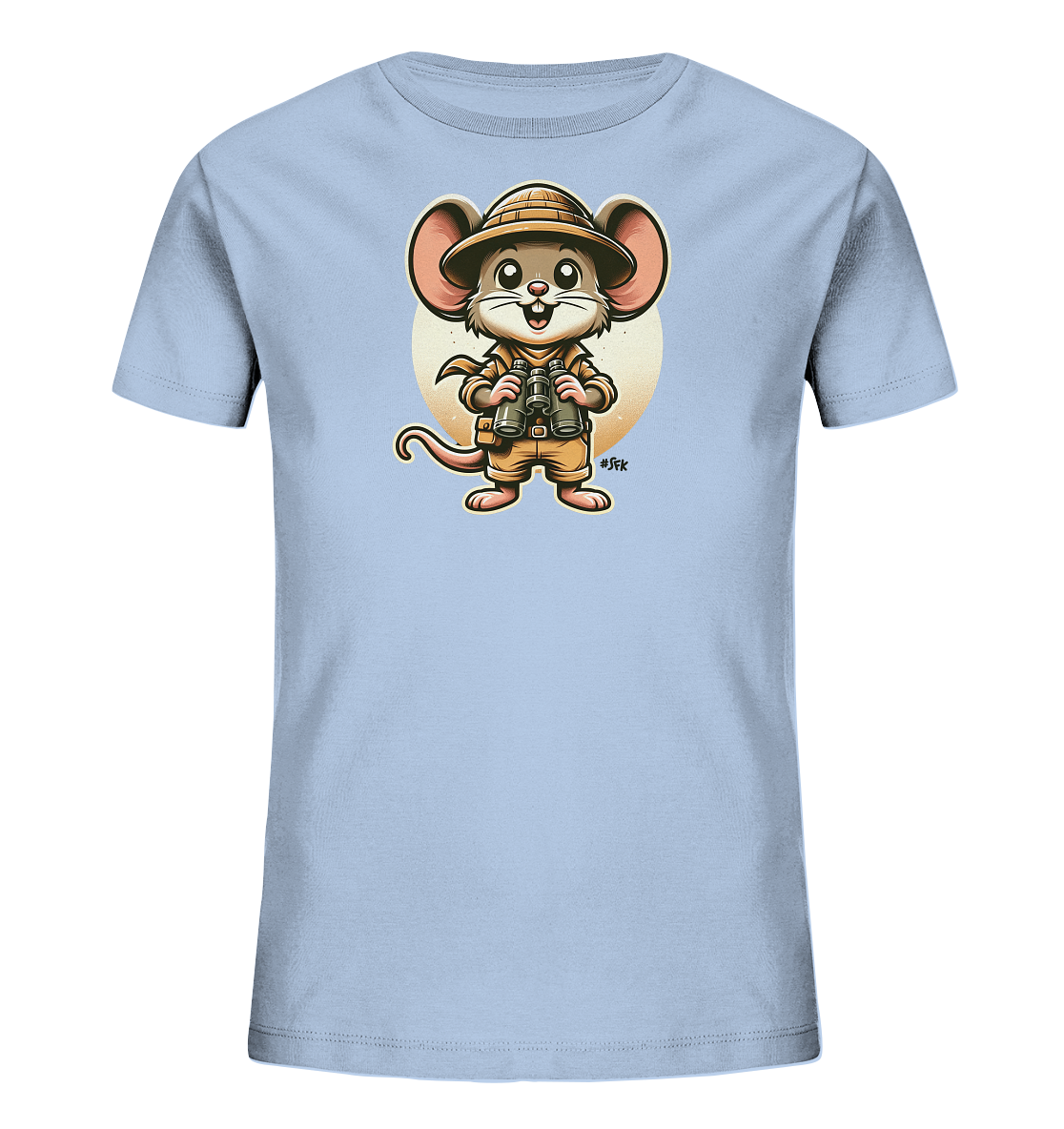 Onlineshop Shirts fuer Kinder - Das Bild zeigt ein hellblaues Kinder-T-Shirt mit einer charmanten Grafik einer Maus. Die Maus ist als Entdecker gekleidet, komplett mit Hut und Fernglas, bereit fuer Abenteuer. Hinter der Figur befindet sich eine stilisierte helle Kreisform, die eine Sonne darstellen koennte. Das Design auf der Vorderseite verleiht dem Shirt einen verspielten und aufregenden Look.