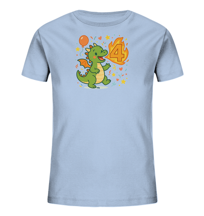 Onlineshop Shirts fuer Kinder - Das Bild zeigt ein hellblaues T-Shirt fuer Kinder mit einem froehlichen Drachenmotiv. Ein gruener, cartoonhafter Drache steht neben der Zahl '4', die in leuchtenden Flammenfarben dargestellt ist. Um das Motiv herum sind Sterne, Herzen, Konfetti und ein Ballon zu sehen, was dem Design einen festlichen Charakter verleiht. Die Illustration ist farbenfroh und kindgerecht gestaltet.