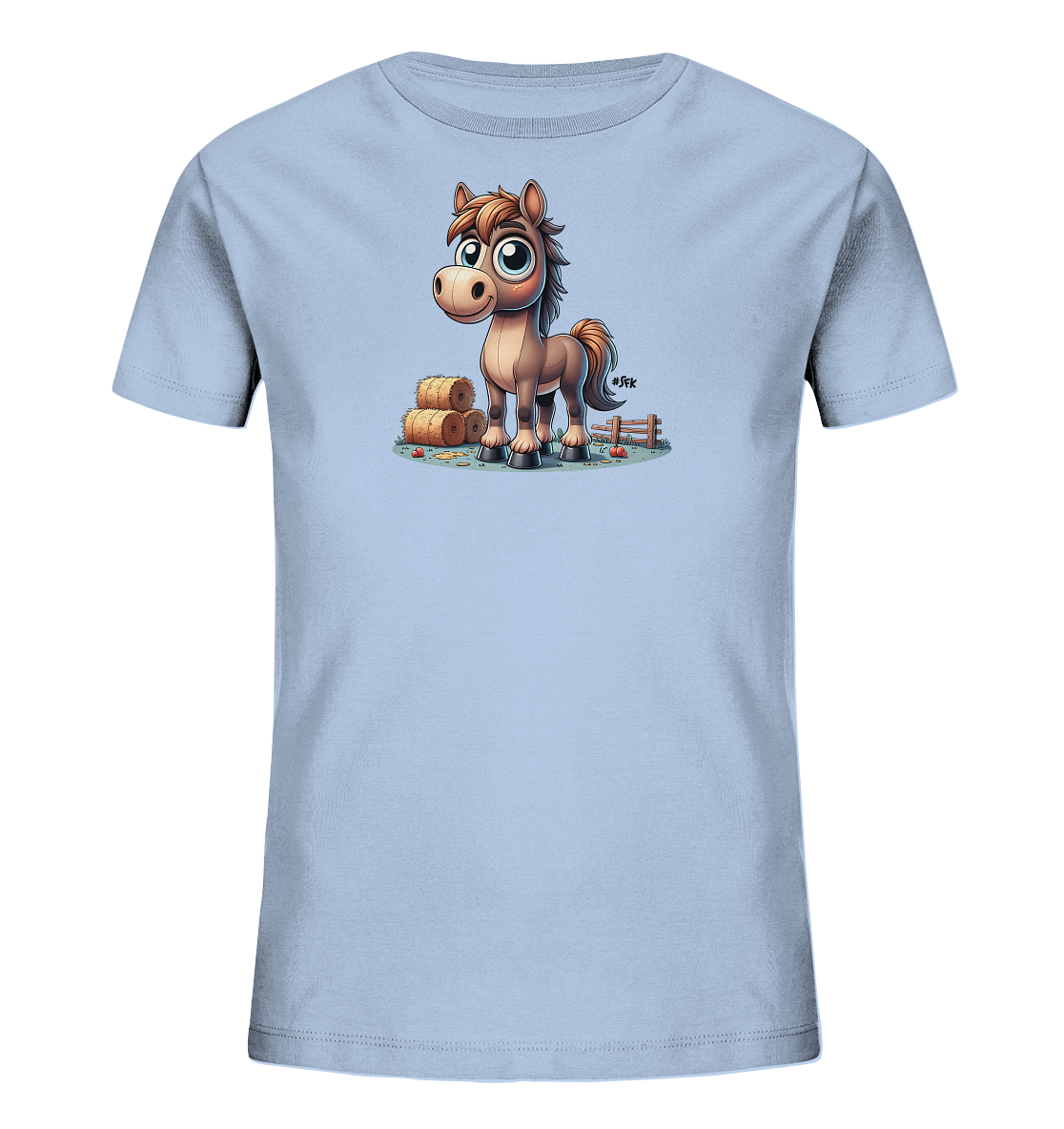 Onlineshop Shirts fuer Kinder - Das Bild zeigt ein hellblaues T-Shirt fuer Kinder. Auf der Vorderseite ist eine niedliche Comic-Illustration eines Pferdes zu sehen. Das Pferd steht vor Heuballen und einem Zaun, mit kleinen Äpfeln auf dem Boden. Das Design wirkt freundlich und ist ideal fuer pferdeliebende Kinder.