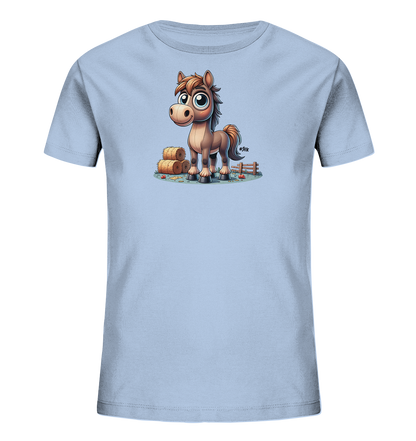 Onlineshop Shirts fuer Kinder - Das Bild zeigt ein hellblaues T-Shirt fuer Kinder. Auf der Vorderseite ist eine niedliche Comic-Illustration eines Pferdes zu sehen. Das Pferd steht vor Heuballen und einem Zaun, mit kleinen Äpfeln auf dem Boden. Das Design wirkt freundlich und ist ideal fuer pferdeliebende Kinder.
