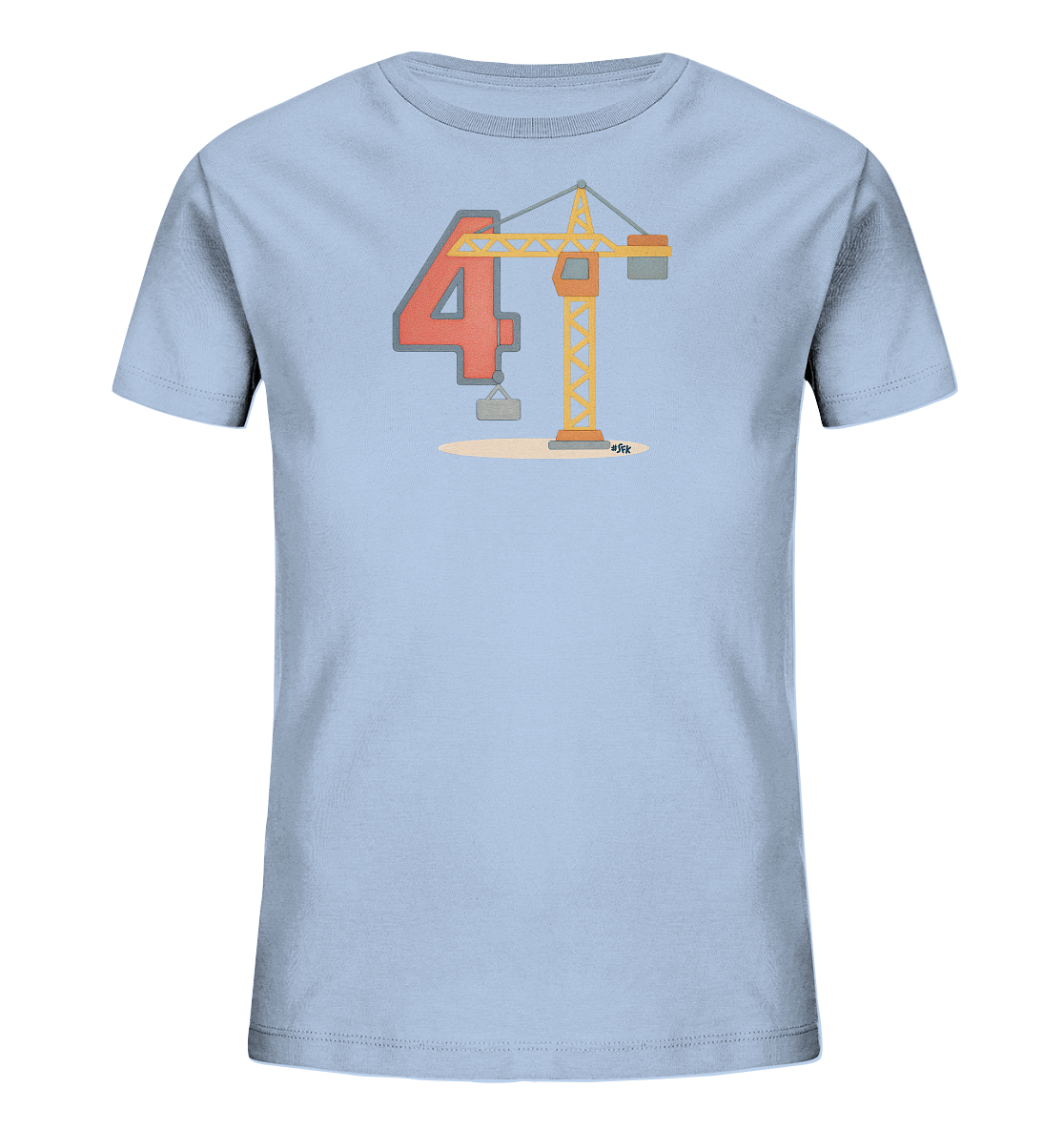 Onlineshop Shirts fuer Kinder - Das Bild zeigt ein hellblaues Kinder-T-Shirt mit einem farbenfrohen Druck auf der Vorderseite. Das Design stellt die Zahl '4' in roter Blockschrift dar, neben der ein gelb-grauer Baukran steht. Der Kran hebt einen grauen Block, was dem Motiv eine Baustellen-Thematik verleiht. Die Illustration ist im Cartoon-Stil gehalten und spricht somit Kinder an.