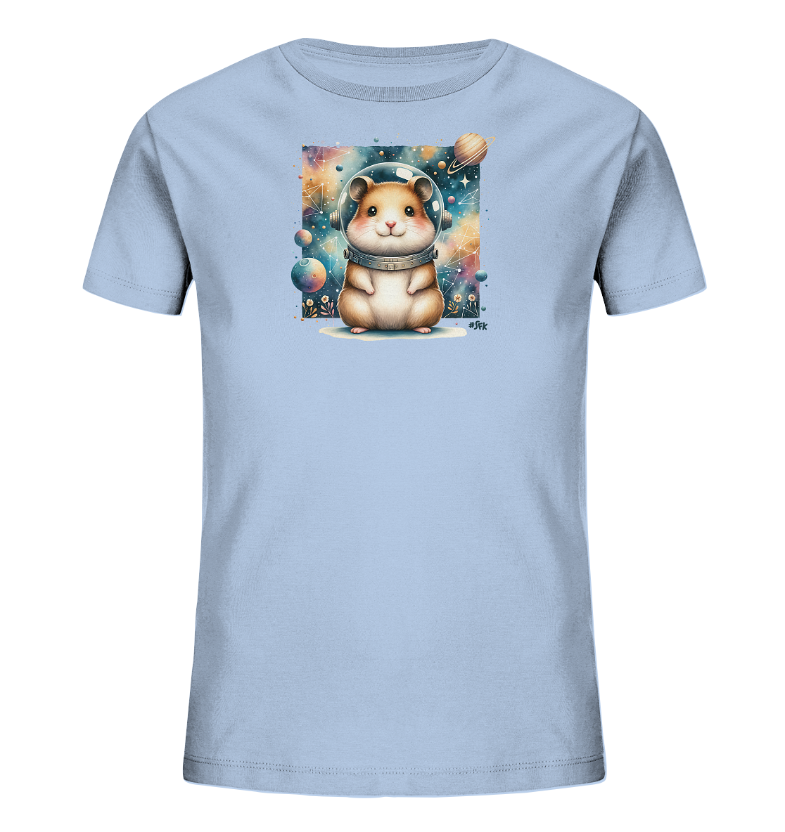 Onlineshop Shirts fuer Kinder - Das Bild zeigt ein hellblaues Kinder-T-Shirt mit einem quadratischen Druck auf der Vorderseite. Darauf ist ein niedlicher Hamster abgebildet, der einen Astronautenhelm traegt. Der Hintergrund des Motivs stellt den Weltraum mit Sternen, Planeten und einem Nebel dar. Das Design ist verspielt und fantasievoll gestaltet.