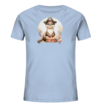 Onlineshop Shirts fuer Kinder - Auf diesem hellblauen T-Shirt ist ein lustiger Druck zu sehen. Ein niedlicher Otter mit Piratenhut sitzt auf einer Holzschatztruhe. Im Hintergrund ist ein heller Kreis zu erkennen, und bunte Formen liegen verstreut am Boden. Das Motiv hat einen froehlichen, cartoonhaften Stil.
