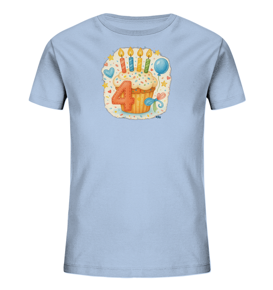 Onlineshop Shirts fuer Kinder - Das Bild zeigt ein hellblaues T-Shirt fuer Kinder. Auf der Vorderseite ist eine farbenfrohe Grafik eines festlichen Cupcakes zu sehen. Der Cupcake ist mit vier brennenden Kerzen und einer grossen Vier geschmueckt. Um das Motiv herum sind Sterne, ein Herz und ein Ballon abgebildet, was eine froehliche Geburtstagsatmosphaere schafft.