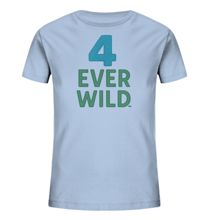 Onlineshop Shirts fuer Kinder - Das Bild zeigt ein hellblaues Kinder-T-Shirt. Auf der Vorderseite ist zentral die grosse Zahl "4" in Tuerkis aufgedruckt. Darunter steht der Text "EVER WILD" in Gruen. Das Design wirkt schlicht und passend fuer den vierten Geburtstag.