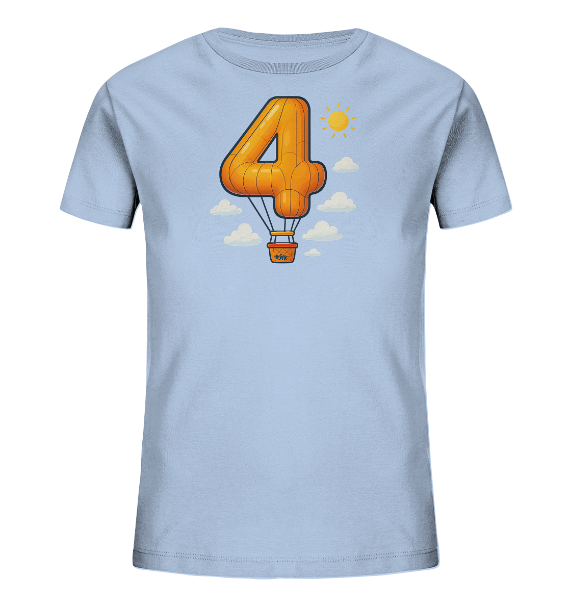 Onlineshop Shirts fuer Kinder - Das Bild zeigt ein hellblaues Kinder-T-Shirt mit einem kreativen Druck auf der Vorderseite. Der Druck stellt eine grosse, orangefarbene "4" dar, die wie ein Heissluftballon gestaltet ist. Unter der Zahl haengt ein kleiner Korb. Das Motiv wird von stilisierten weissen Wolken und einer gelben Sonne umrahmt, was eine freundliche Himmelslandschaft darstellt.