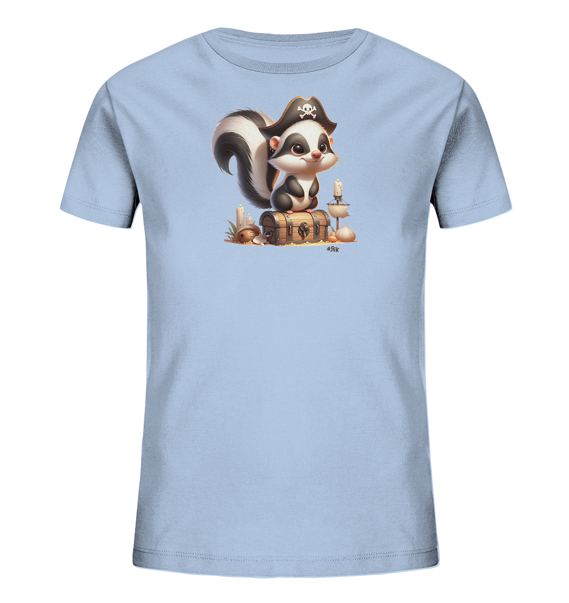 Onlineshop Shirts fuer Kinder - Das Bild zeigt ein hellblaues Kinder-T-Shirt. Auf der Vorderseite ist eine suesse, cartoonhafte Illustration eines Stinktiers zu sehen, das eine Piratenmuetze traegt und auf einer Schatzkiste sitzt. Rundherum sind kleine Details wie Kerzen und eine Miniatur-Schiffsfigur platziert. Das Design hat ein lustiges Piratenthema, ideal fuer kleine Abenteurer.