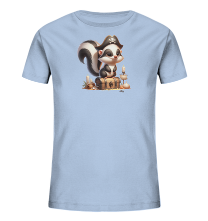 Onlineshop Shirts fuer Kinder - Das Bild zeigt ein hellblaues Kinder-T-Shirt. Auf der Vorderseite ist eine suesse, cartoonhafte Illustration eines Stinktiers zu sehen, das eine Piratenmuetze traegt und auf einer Schatzkiste sitzt. Rundherum sind kleine Details wie Kerzen und eine Miniatur-Schiffsfigur platziert. Das Design hat ein lustiges Piratenthema, ideal fuer kleine Abenteurer.