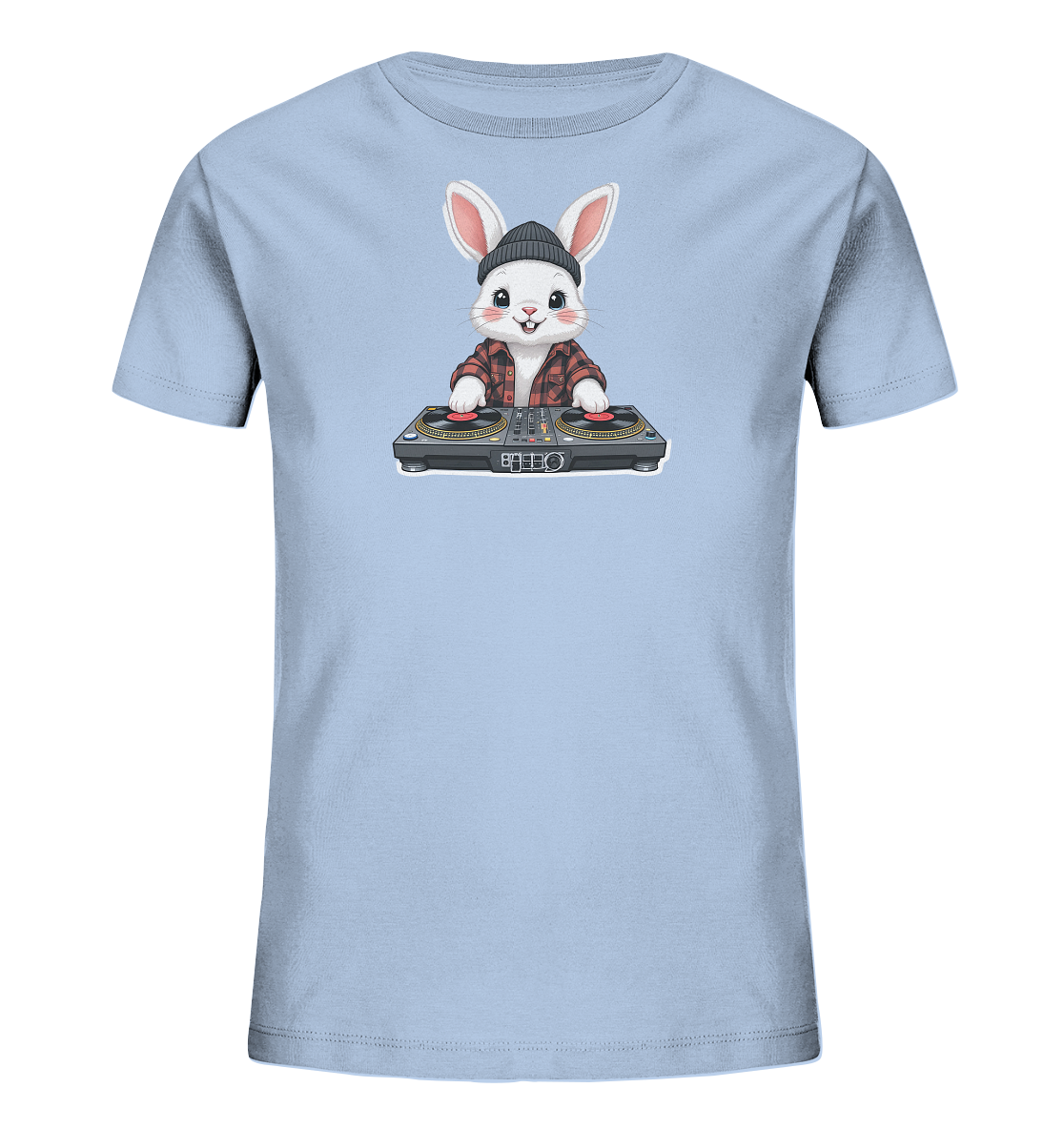 Onlineshop Shirts fuer Kinder - Das Bild zeigt ein hellblaues Kinder-T-Shirt mit einem niedlichen Cartoon-Hasen. Der Hase traegt eine schwarze Muetze und ein rot-schwarz kariertes Hemd. Er steht hinter einem DJ-Pult mit Plattenspielern und wirkt, als wuerde er Musik auflegen. Das Design verleiht dem Shirt einen verspielten und modernen Ausdruck.
