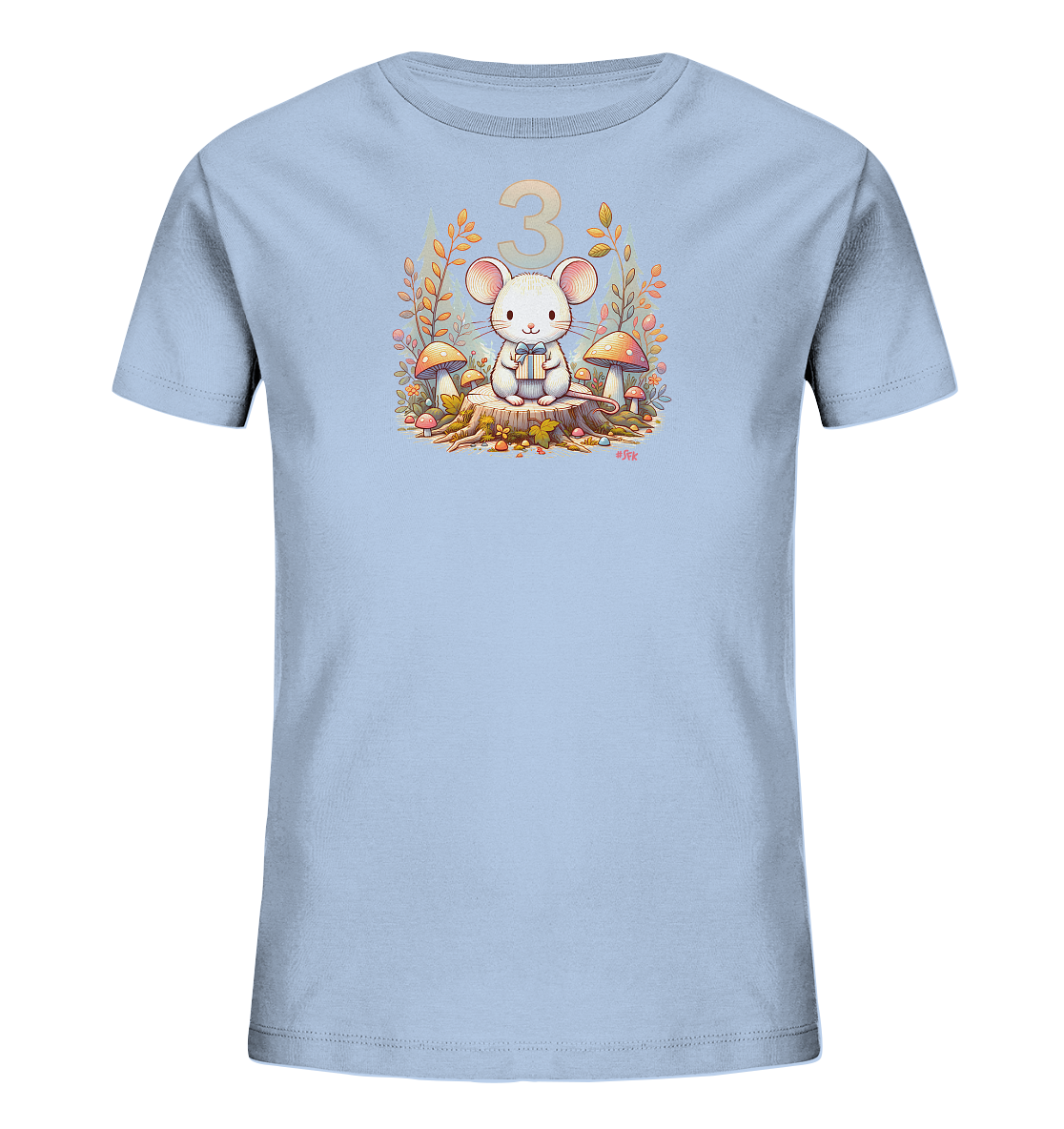 Onlineshop Shirts fuer Kinder - Das Bild zeigt ein hellblaues Kinder-T-Shirt mit einem niedlichen Motiv einer weissen Maus, die auf einem Baumstumpf sitzt und ein kleines Geschenk haelt. Um den Stumpf herum sind Herbstblaetter, kleine Beeren und zwei grosse Pilze zu sehen. Über der Maus ist die Zahl '3' in einer zarten Farbe abgebildet. Das Design hat einen verspielten, herbstlichen Charakter, ideal fuer Kinder.