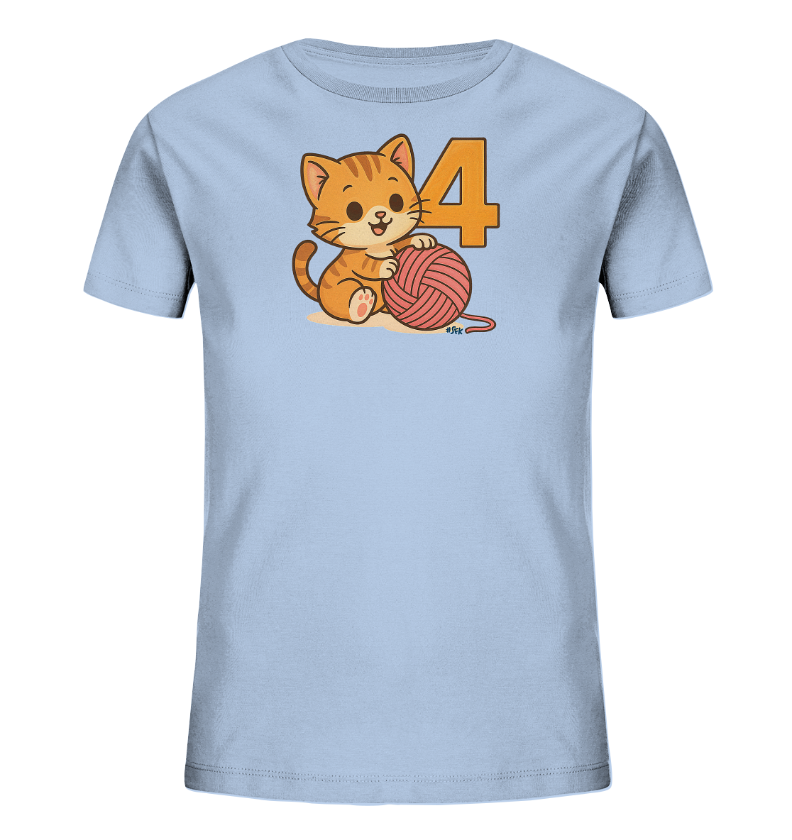 Onlineshop Shirts fuer Kinder - Das Bild zeigt ein hellblaues Kinder-T-Shirt mit einem suessen Motiv. Ein orangefarbenes Comic-Kaetzchen spielt darauf mit einem rosafarbenen Wollknaeuel. Neben dem Kaetzchen ist die grosse orangefarbene Zahl 4 abgebildet. Das Design ist froehlich und verspielt gestaltet.