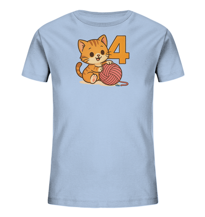Onlineshop Shirts fuer Kinder - Das Bild zeigt ein hellblaues Kinder-T-Shirt mit einem suessen Motiv. Ein orangefarbenes Comic-Kaetzchen spielt darauf mit einem rosafarbenen Wollknaeuel. Neben dem Kaetzchen ist die grosse orangefarbene Zahl 4 abgebildet. Das Design ist froehlich und verspielt gestaltet.