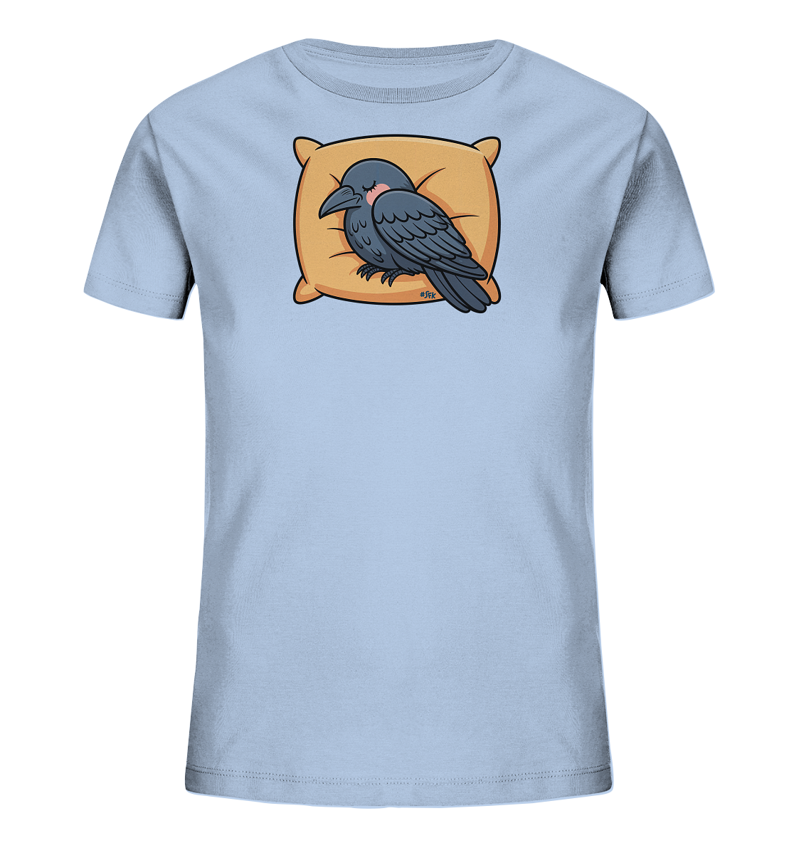 Onlineshop Shirts fuer Kinder - Das Bild zeigt ein hellblaues Kinder-T-Shirt mit einem niedlichen Aufdruck. Dieser zeigt einen dunkelgrauen Vogel, der an einen Raben erinnert, friedlich auf einem orangefarbenen Kissen schlafend. Der Vogel hat geschlossene Augen und leicht rosige Wangen, was einen ruhigen und sanften Ausdruck schafft. Das Motiv verleiht dem T-Shirt einen verspielten Charakter.