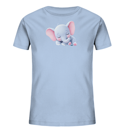 Onlineshop Shirts fuer Kinder - Das Bild zeigt ein hellblaues Kinder-T-Shirt mit einer niedlichen Abbildung eines schlafenden Elefantenbabys. Der Elefant hat grosse, rosafarbene Ohren und geschlossene Augen, was einen ruhigen und friedlichen Ausdruck verleiht. Es liegt friedlich auf dem T-Shirt, mit sanften Farbverlaeufen, die seine weiche Erscheinung betonen. Das Design wirkt zart und ansprechend, perfekt fuer Kinder.