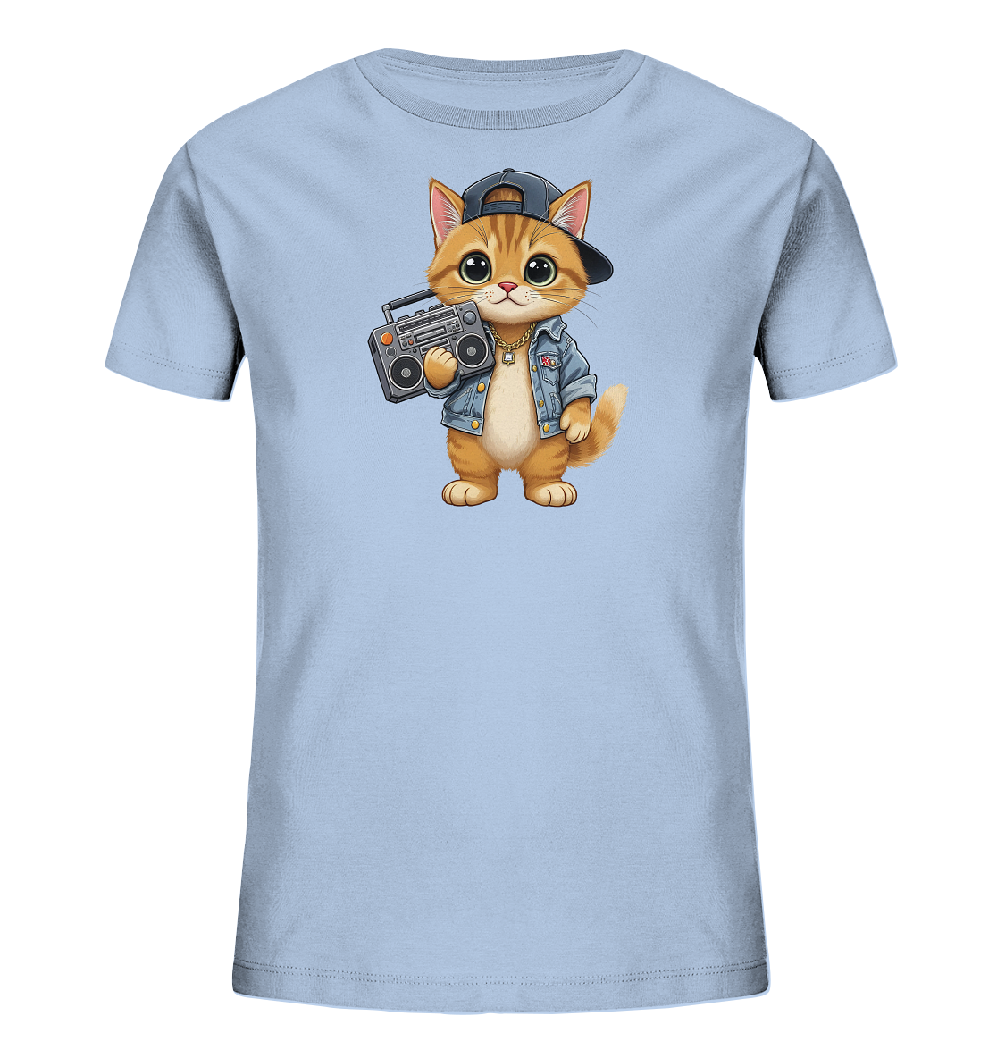 Onlineshop Shirts fuer Kinder - Das Bild zeigt ein hellblaues Kinder-T-Shirt mit einer charmanten Cartoon-Illustration auf der Vorderseite. Zu sehen ist eine orange gestreifte Katze, die eine umgedrehte Baseballkappe, eine Jeansjacke und eine goldene Kette traegt. Die Katze haelt ein kleines Radio in ihren Pfoten und hat grosse, freundliche Augen. Das Design wirkt verspielt und modern.