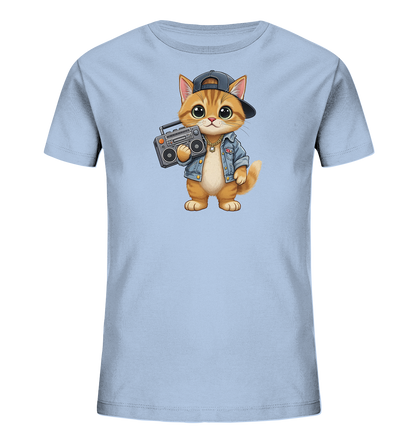 Onlineshop Shirts fuer Kinder - Das Bild zeigt ein hellblaues Kinder-T-Shirt mit einer charmanten Cartoon-Illustration auf der Vorderseite. Zu sehen ist eine orange gestreifte Katze, die eine umgedrehte Baseballkappe, eine Jeansjacke und eine goldene Kette traegt. Die Katze haelt ein kleines Radio in ihren Pfoten und hat grosse, freundliche Augen. Das Design wirkt verspielt und modern.