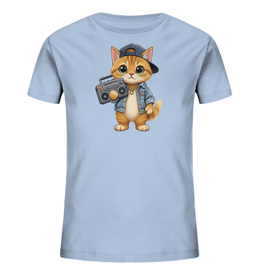 Onlineshop Shirts fuer Kinder - Das Bild zeigt ein hellblaues Kinder-T-Shirt mit einer charmanten Cartoon-Illustration auf der Vorderseite. Zu sehen ist eine orange gestreifte Katze, die eine umgedrehte Baseballkappe, eine Jeansjacke und eine goldene Kette traegt. Die Katze haelt ein kleines Radio in ihren Pfoten und hat grosse, freundliche Augen. Das Design wirkt verspielt und modern.