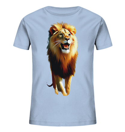 Onlineshop Shirts fuer Kinder - Das Bild zeigt ein hellblaues T-Shirt fuer Kinder mit einem beeindruckenden Loewenmotiv auf der Vorderseite. Der Loewe ist in einem kuenstlerischen Stil dargestellt, wie er auf den Betrachter zugeht, mit geoeffnetem Maul. Seine Maehne und sein Fell zeigen kraeftige Farbverlaeufe in Gold- und Brauntoenen. Das Design wirkt ausdrucksstark und ist zentral auf dem Shirt platziert.