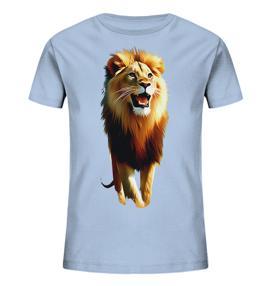 Onlineshop Shirts fuer Kinder - Das Bild zeigt ein hellblaues T-Shirt fuer Kinder mit einem beeindruckenden Loewenmotiv auf der Vorderseite. Der Loewe ist in einem kuenstlerischen Stil dargestellt, wie er auf den Betrachter zugeht, mit geoeffnetem Maul. Seine Maehne und sein Fell zeigen kraeftige Farbverlaeufe in Gold- und Brauntoenen. Das Design wirkt ausdrucksstark und ist zentral auf dem Shirt platziert.