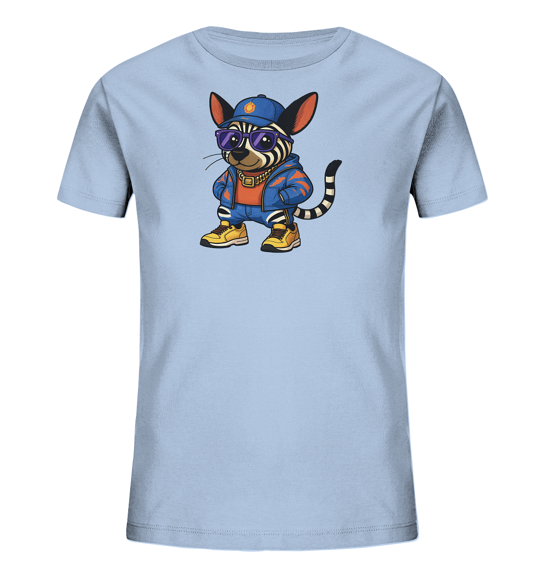 Onlineshop Shirts fuer Kinder - Das Bild zeigt ein hellblaues Kinder-T-Shirt mit einem zentralen Motiv auf der Vorderseite. Abgebildet ist ein gestreiftes Tier, das einer Katze oder einem Zebra aehnelt, bekleidet mit einer blauen Kappe, Sonnenbrille und einer Goldkette. Es traegt eine blaue Jacke, passende Hose und gelbe Sneaker. Das Design ist farbenfroh und detailliert dargestellt.