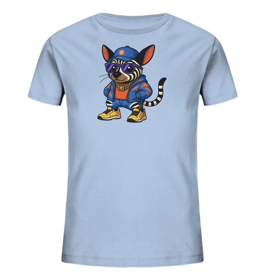 Onlineshop Shirts fuer Kinder - Das Bild zeigt ein hellblaues Kinder-T-Shirt mit einem zentralen Motiv auf der Vorderseite. Abgebildet ist ein gestreiftes Tier, das einer Katze oder einem Zebra aehnelt, bekleidet mit einer blauen Kappe, Sonnenbrille und einer Goldkette. Es traegt eine blaue Jacke, passende Hose und gelbe Sneaker. Das Design ist farbenfroh und detailliert dargestellt.