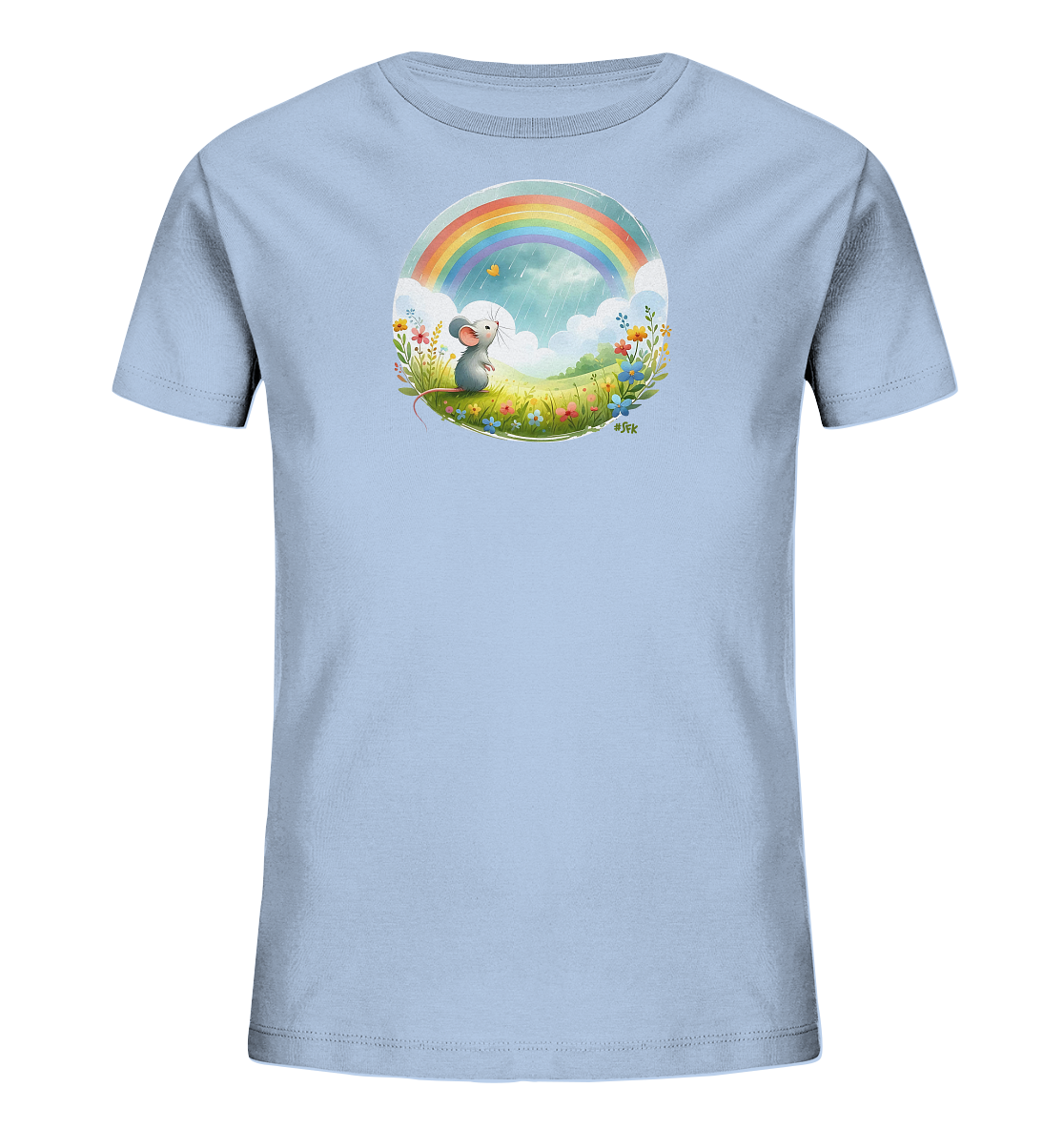 Onlineshop Shirts fuer Kinder - Das Bild zeigt ein hellblaues Kinder-T-Shirt mit einem runden Motiv auf der Vorderseite. Es ist eine kleine Maus in einem fruehlingshaften Blumenfeld unter einem Regenbogen dargestellt. Ein Schmetterling fliegt in der Naehe der Maus. Die Illustration hat eine freundliche und detailreiche Gestaltung.