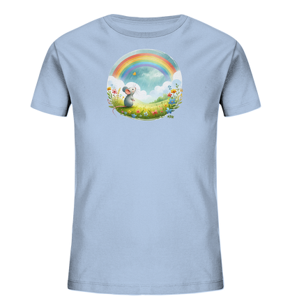 Onlineshop Shirts fuer Kinder - Das Bild zeigt ein hellblaues Kinder-T-Shirt mit einem runden Motiv auf der Vorderseite. Es ist eine kleine Maus in einem fruehlingshaften Blumenfeld unter einem Regenbogen dargestellt. Ein Schmetterling fliegt in der Naehe der Maus. Die Illustration hat eine freundliche und detailreiche Gestaltung.