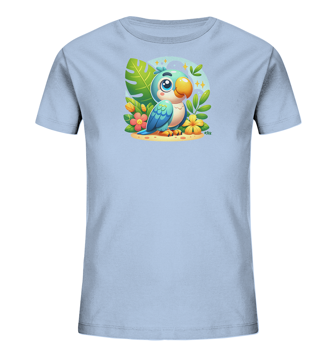 Onlineshop Shirts fuer Kinder - Das Bild zeigt ein hellblaues Kinder-T-Shirt mit einem farbenfrohen Druck. Darauf ist ein niedlicher, blauer Cartoon-Papagei zu sehen, der auf Sand sitzt. Er ist umgeben von tropischen Blaettern und bunten Blumen wie rosa und gelb. Das Motiv hat einen froehlichen und sommerlichen Charakter.