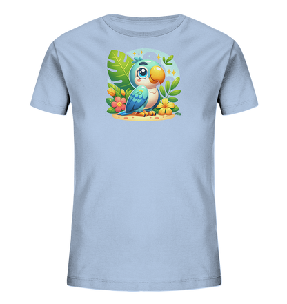 Onlineshop Shirts fuer Kinder - Das Bild zeigt ein hellblaues Kinder-T-Shirt mit einem farbenfrohen Druck. Darauf ist ein niedlicher, blauer Cartoon-Papagei zu sehen, der auf Sand sitzt. Er ist umgeben von tropischen Blaettern und bunten Blumen wie rosa und gelb. Das Motiv hat einen froehlichen und sommerlichen Charakter.