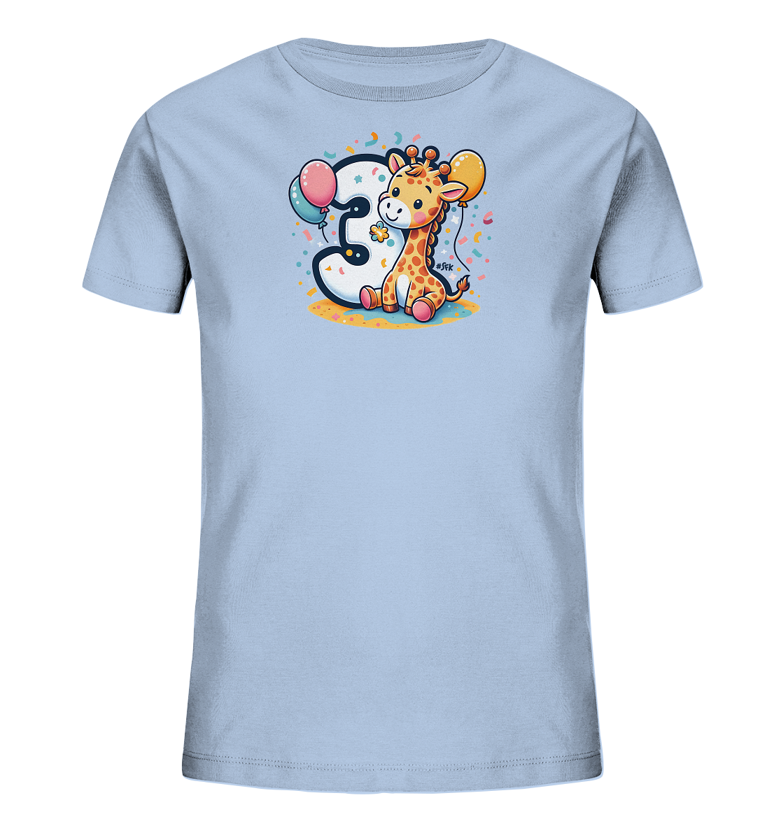 Onlineshop Shirts fuer Kinder - Das Bild zeigt ein hellblaues T-Shirt fuer Kinder mit einer niedlichen Cartoon-Grafik. Eine laechelnde Giraffe sitzt neben einer grossen weissen Zahl '3', die mit bunten Elementen verziert ist. Ballons in Rosa und Gelb sowie Konfetti ergaenzen das froehliche Motiv. Eine kleine Blume ist ebenfalls Teil des Designs.