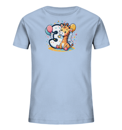 Onlineshop Shirts fuer Kinder - Das Bild zeigt ein hellblaues T-Shirt fuer Kinder mit einer niedlichen Cartoon-Grafik. Eine laechelnde Giraffe sitzt neben einer grossen weissen Zahl '3', die mit bunten Elementen verziert ist. Ballons in Rosa und Gelb sowie Konfetti ergaenzen das froehliche Motiv. Eine kleine Blume ist ebenfalls Teil des Designs.