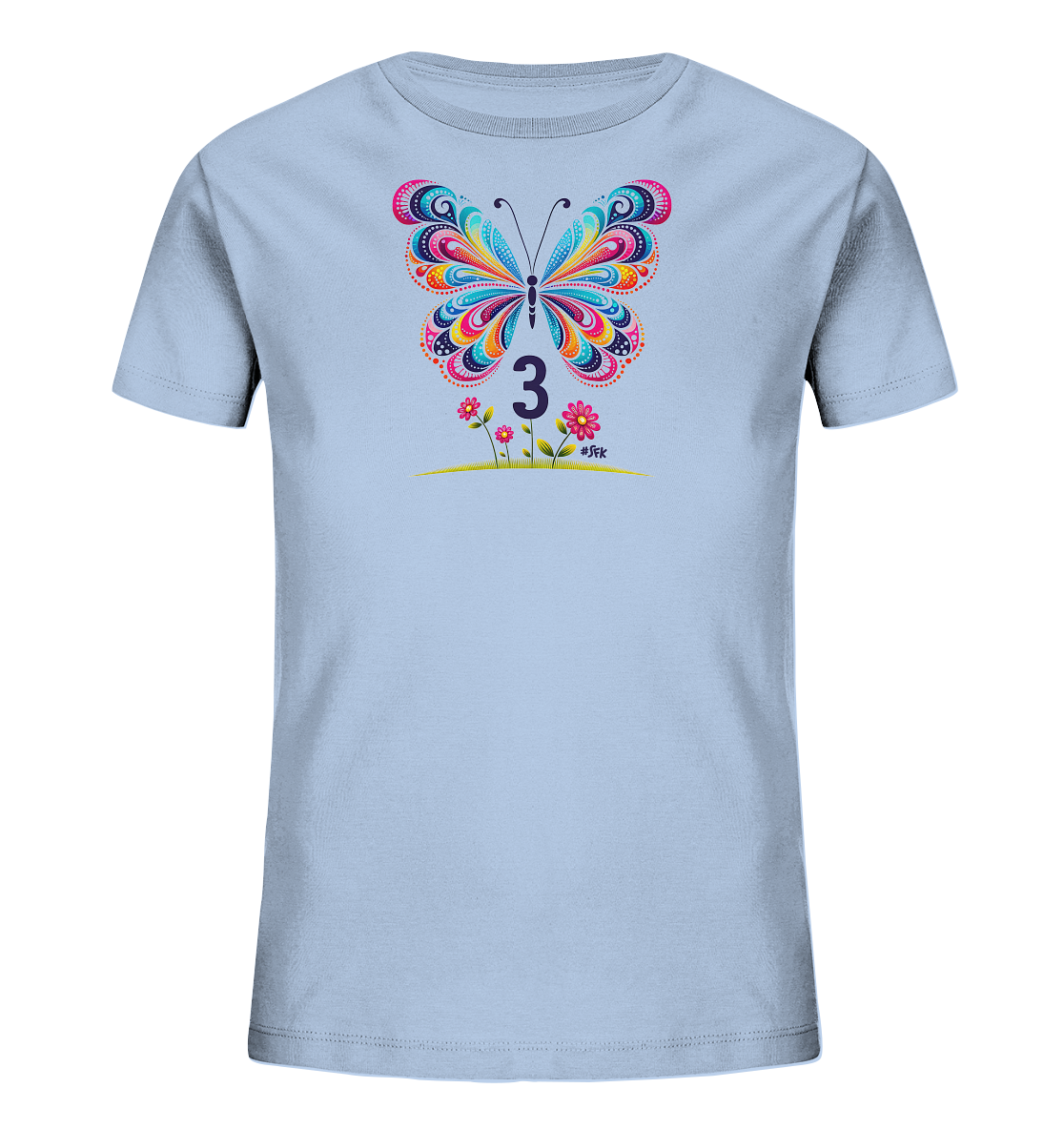 Onlineshop Shirts fuer Kinder - Das Bild zeigt ein hellblaues T-Shirt fuer Kinder. Auf der Vorderseite ist ein grossflaechiger, bunter Schmetterling abgebildet, dessen Fluegel mit ornamentalen Mustern verziert sind. Unter dem Schmetterling steht die Zahl '3' in einem dunklen Farbton, umgeben von einer kleinen Illustration mit rosa Blumen und gruenen Grashalmen. Das gesamte Design wirkt sehr farbenfroh und froehlich, ideal fuer junge Traeger.