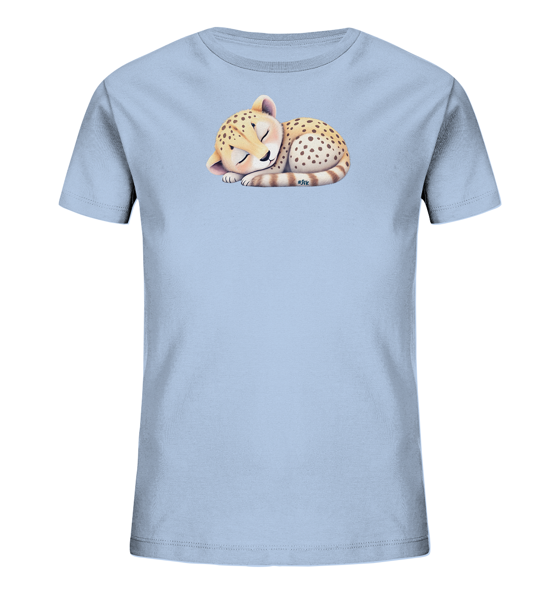 Onlineshop Shirts fuer Kinder - Das Bild zeigt ein hellblaues Kinder-T-Shirt. Auf der Vorderseite ist ein schlafendes, beigefarbenes Gepardenjunges abgebildet. Das Jungtier ist zusammengerollt und hat dunkle Flecken sowie einen gestreiften Schwanz. Dieses Design verleiht dem T-Shirt eine ruhige und ansprechende Ausstrahlung.
