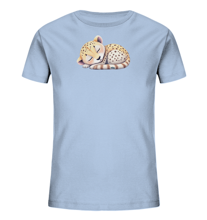 Onlineshop Shirts fuer Kinder - Das Bild zeigt ein hellblaues Kinder-T-Shirt. Auf der Vorderseite ist ein schlafendes, beigefarbenes Gepardenjunges abgebildet. Das Jungtier ist zusammengerollt und hat dunkle Flecken sowie einen gestreiften Schwanz. Dieses Design verleiht dem T-Shirt eine ruhige und ansprechende Ausstrahlung.