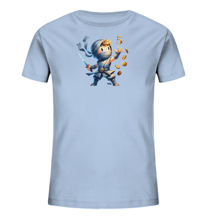 Onlineshop Shirts fuer Kinder - Das Bild zeigt ein hellblaues T-Shirt mit einem dynamischen Motiv eines stilisierten Ninjas. Der Charakter traegt eine Augenbinde und haelt ein kleines Schwert, waehrend goldene Muenzen und die Zahl '5' um ihn herumfliegen. Das Design wirkt verspielt und actionreich, ideal fuer Kinder.